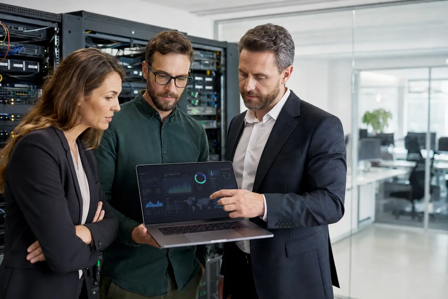 Unternehmerin, IT-Spezialist und Berater analysieren ein Cyberrisiko im Serverraum