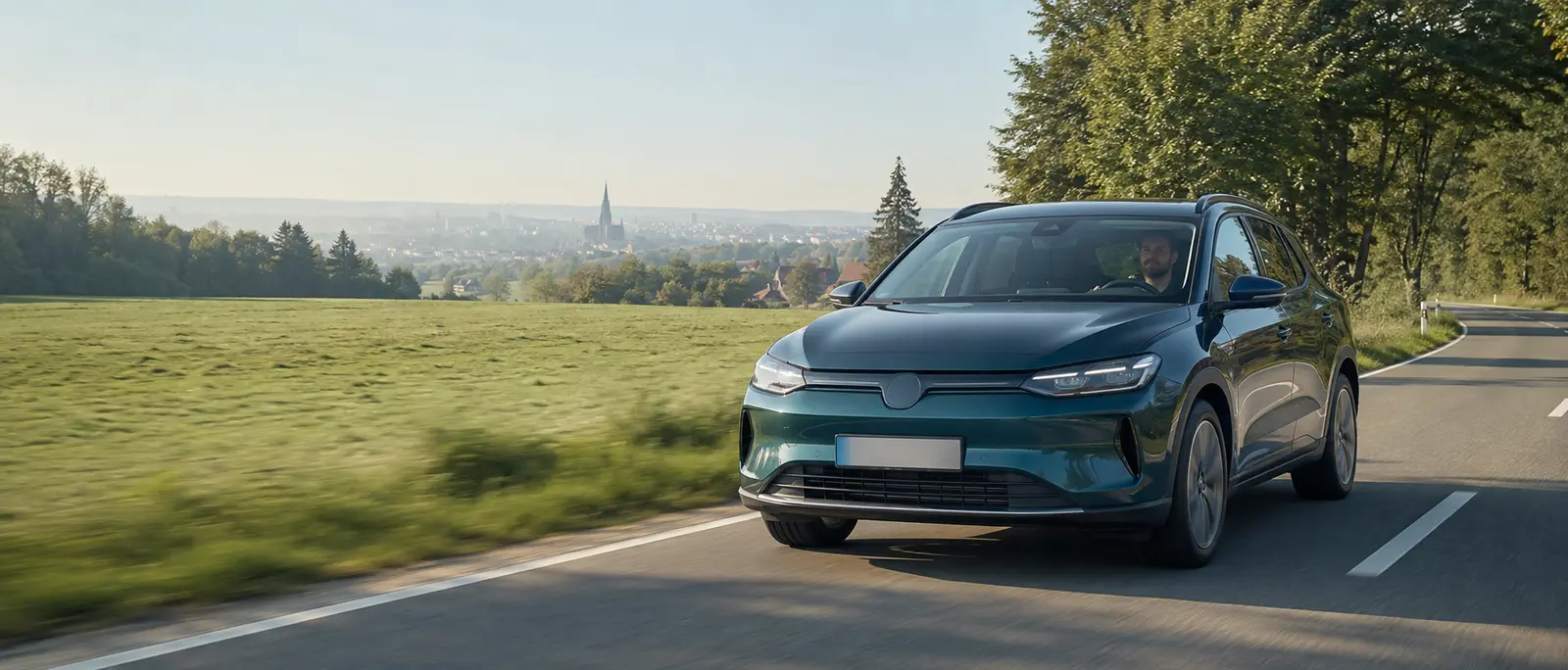 Modernes Fahrzeug auf einer Landstraße als Symbol für eine passende KFZ-Versicherung